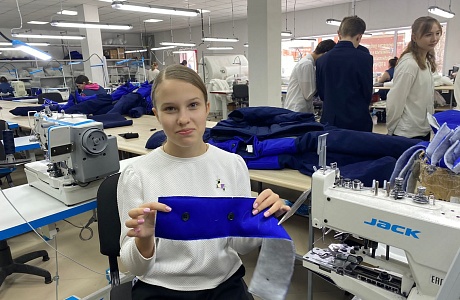 «Профориентация – путь к успеху»: сосновоборские школьники посетили швейный цех по производству спецодежды «Профориентация – путь к успеху»: сосновоборские школьники посетили швейный цех по производству спецодежды